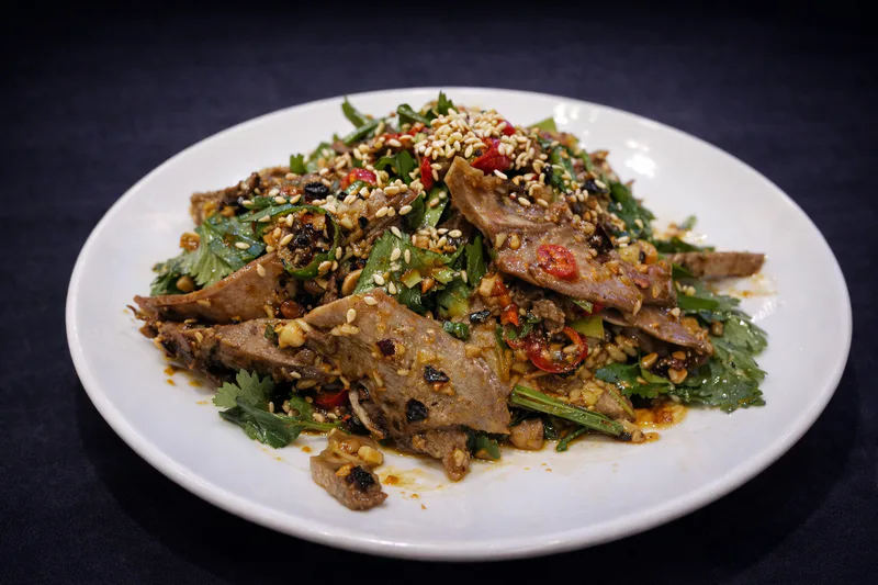 Rindfleisch und Pansen in scharfer Sauce