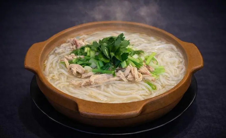 Reisnudelsuppe mit Huhn und Pilzen (im Tontopf)